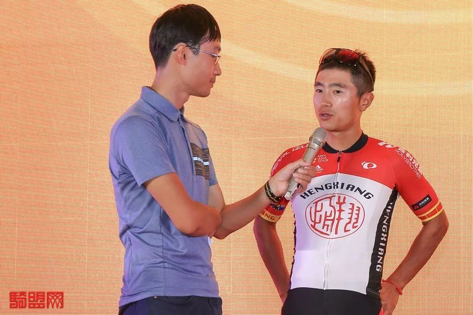 知名自行车赛事节目主持人李陶采访恒翔洲际车队车手